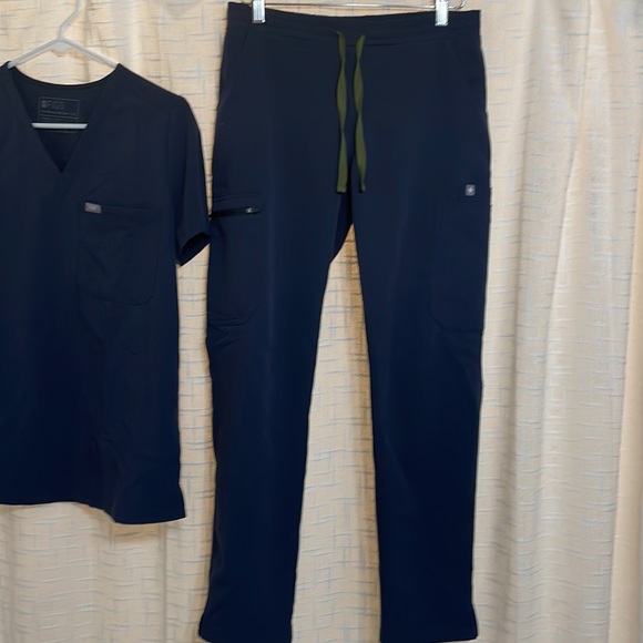 FIGS Scrub Set - Picture 2 of 3